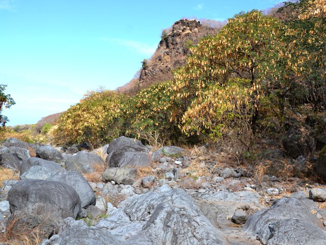 Mi-basalte, mi-galets dans cette partie du fond