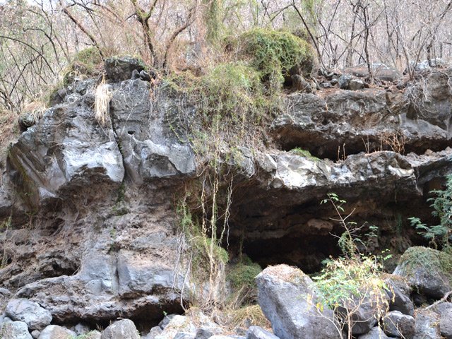 Le fond érodé de la ravine montre encore les strates de laves