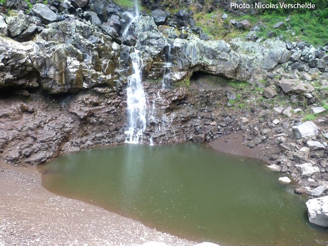 Une photo de la cascade et du bassin après les pluies