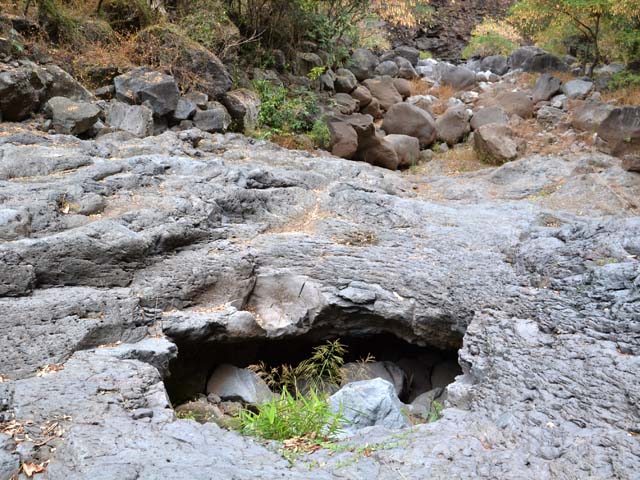 Un effondrement de 4 m crée ici le départ d'une rivière souterraine