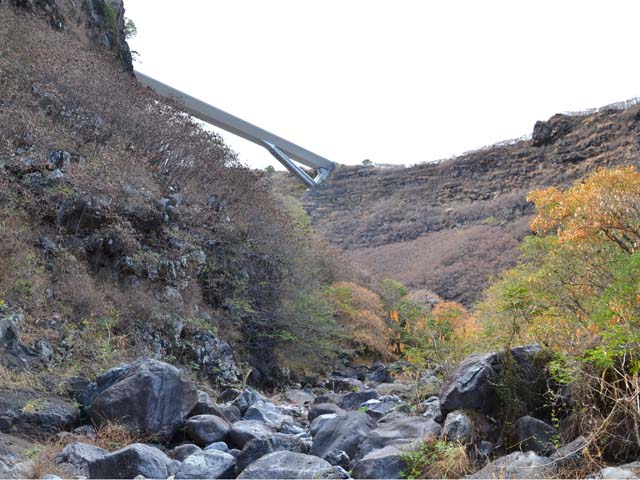 Cheminement sur les rochers à l'approche du pont de la Route des Tamarins