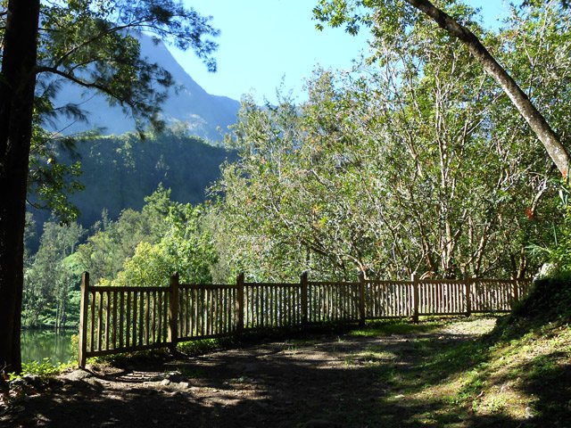 Point de vue aménagé au-dessus de l'étang