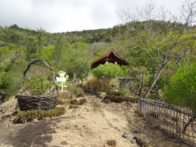 Le kiosque au début du sentier, idéal pour le pique-nique au retour