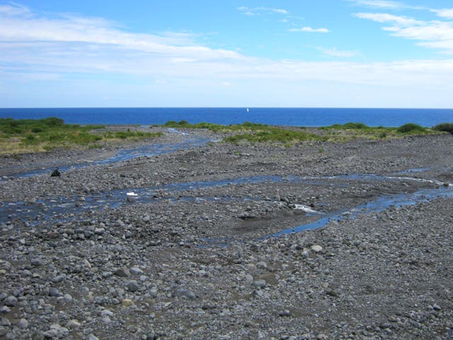 Une bonne idée du delta : galets, verdure et petits bras de la rivière