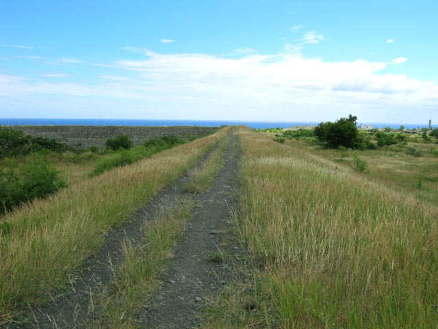 Le chemin rectiligne sur le haut de la digue