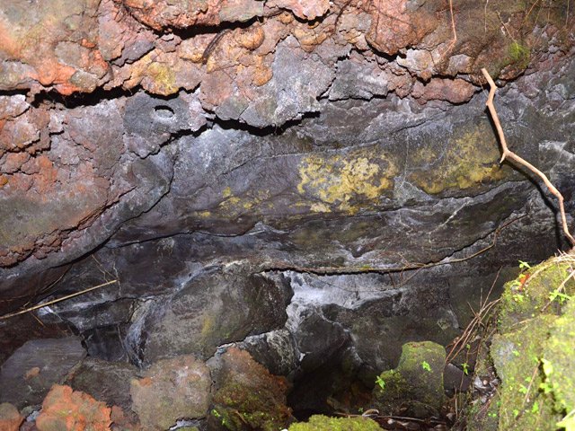 Attention en suivant le sentier de ne pas tomber dans ces nombreuses petites grottes