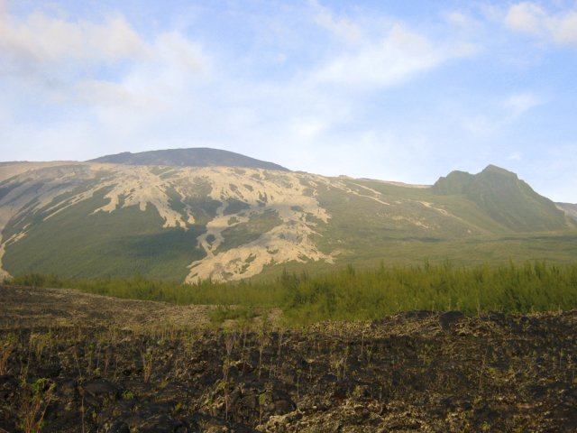 Côté terre, les premiers rayons éclairent les Grandes Pentes