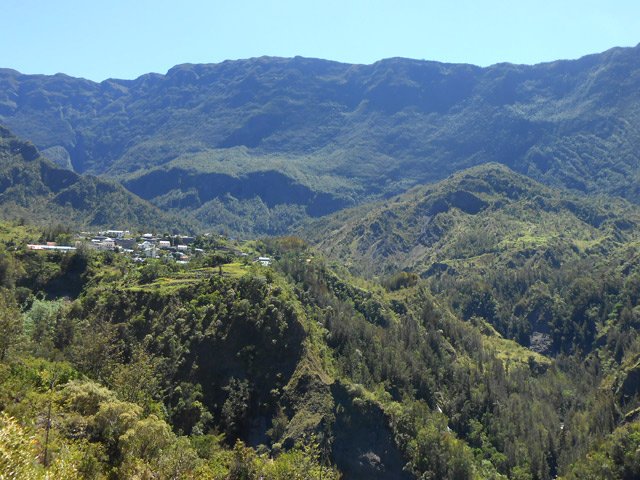 Petit coup d’œil en arrière vers Palmiste Rouge
