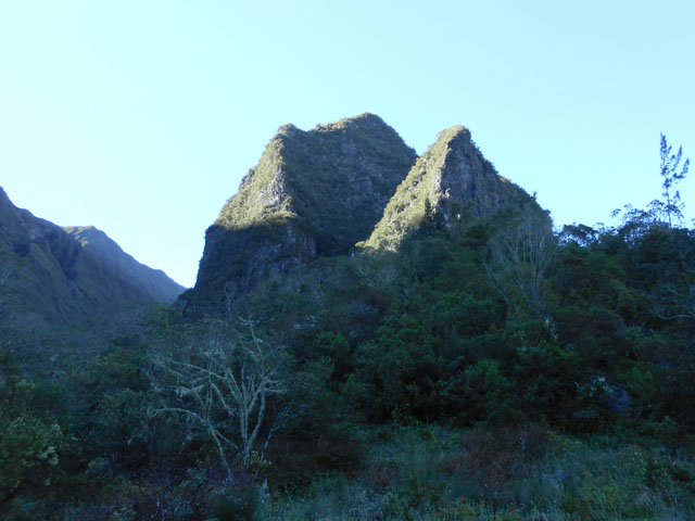 Premiers rayons de soleil sur le sommet du Bonnet de Prêtre