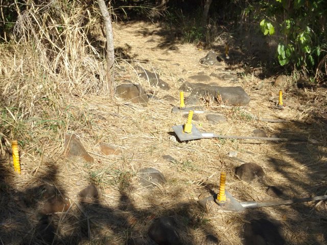 Gare à la chute sur les gros boulons jaunes si le pied se prend dans les câbles