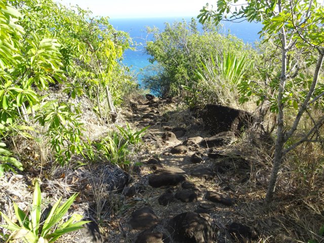 Le sentier, assez pierreux, se rapproche du rempart