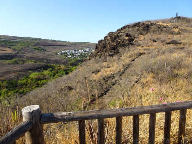 La barrière, au départ, d'où l'on aperçoit les antennes et Saint-Gilles