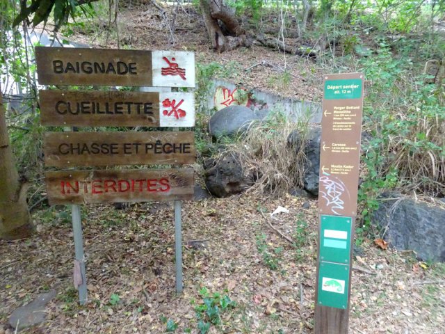 Les panneaux à l'entrée du parcours côté ville