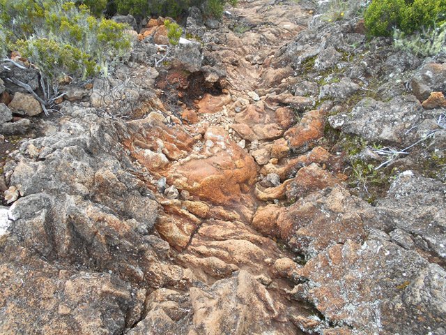 Là, ce sont des plaques glissantes rougies par les oxydes de fer