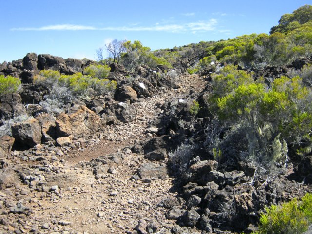 Le sentier restera caillouteux une bonne partie de la boucle