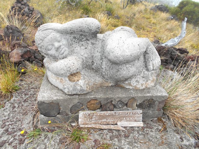 Une des sculptures de Gilbert Clain au sommet du Piton Rouge