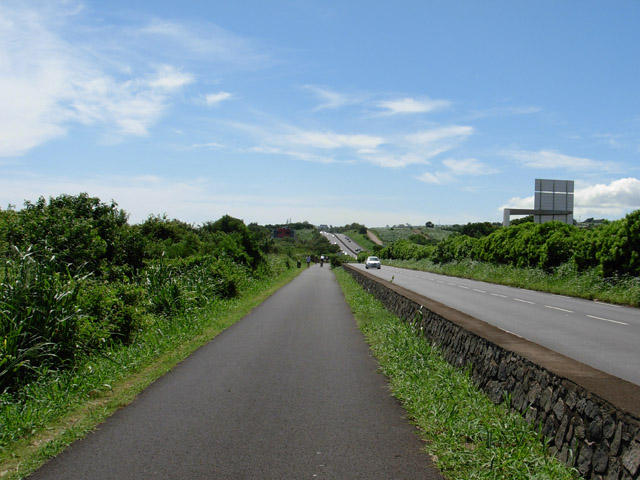 La piste et la route sont parfois très rapprochées