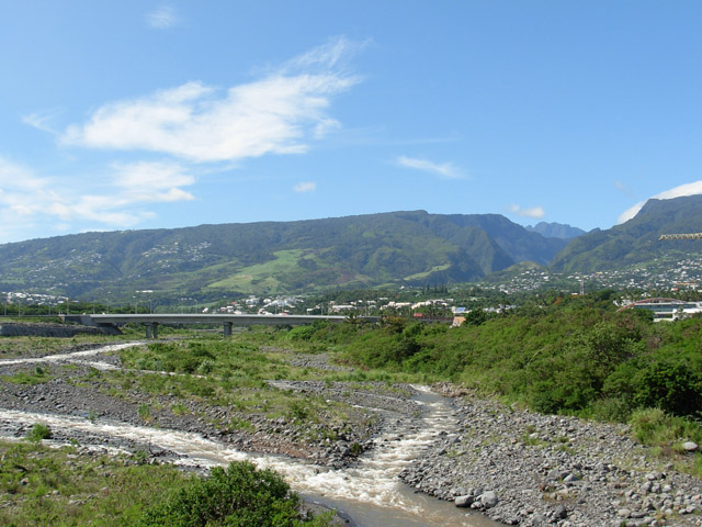 La Rivière des Pluies. A l'horizon, le Piton des Neiges