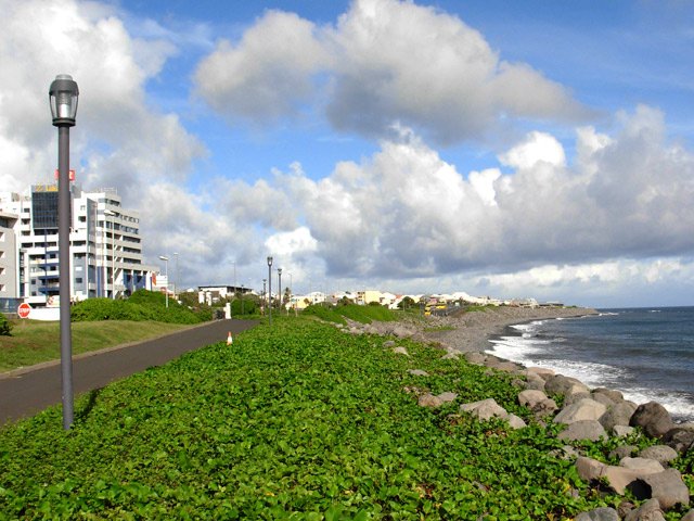 On a quitté le Barachois et la piste longe la plage de galets