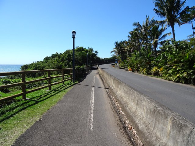 La piste qui quitte Sainte-Marie pour longer la mer