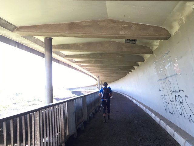 Une voie pour les piétons, une voie pour les vélos, de l'autre côté du pont