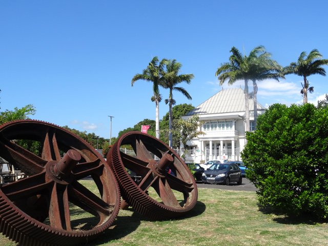 Nouvel écart à l'usine de la Mare avec grue et case créole