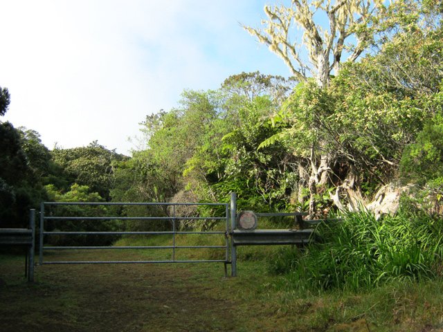 Une barrière ferme parfois la piste mais on peut passer facilement