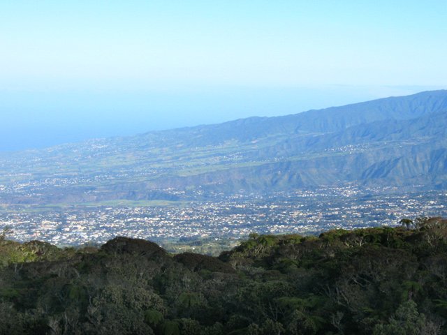 Quelques larges panoramas sur le Tampon et jusqu'à l'océan