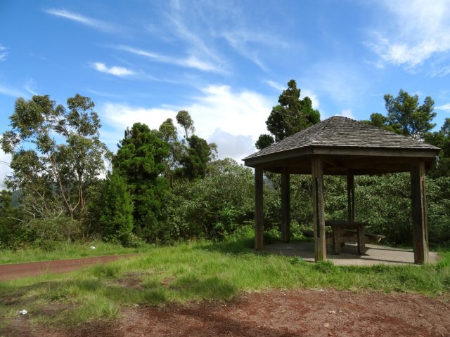 Une aire de pique-nique au pied des antennes qui s'atteint en voiture