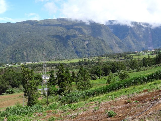 Beaux points de vue depuis la piste en terre vers Grand Bassin