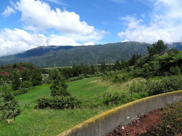 Vue sur le Dimitile et ses gîtes depuis le château d'eau
