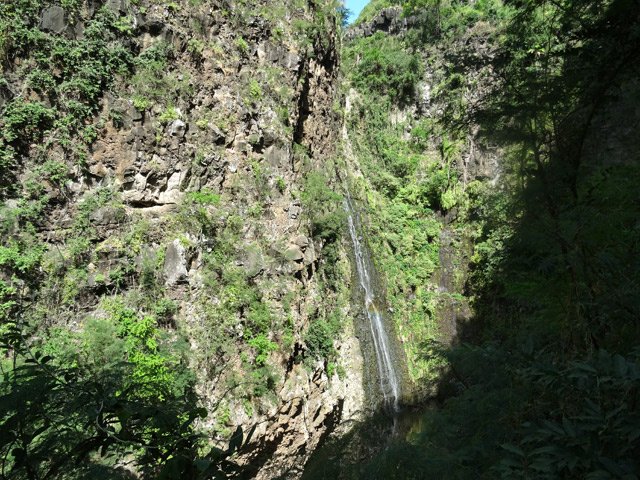 La petite cascade est plus visible que le bassin