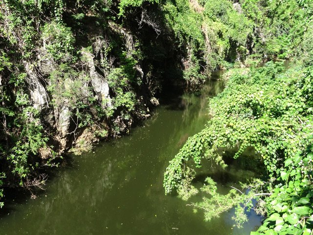 On s'élève doucement en longeant le bassin