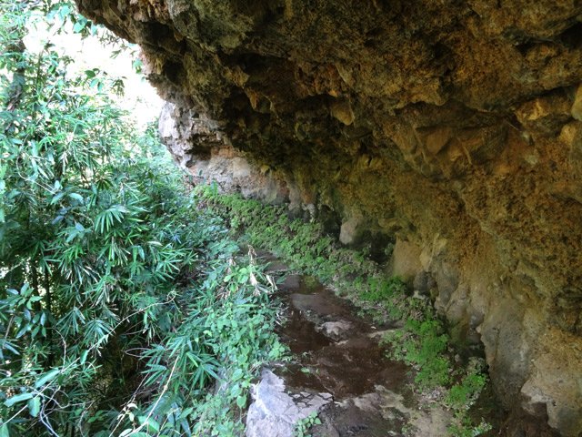 De la boue au sol et la possibilité de se cogner au plafond