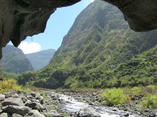 Une halte est possible dans la grotte pour prendre la décision du retour