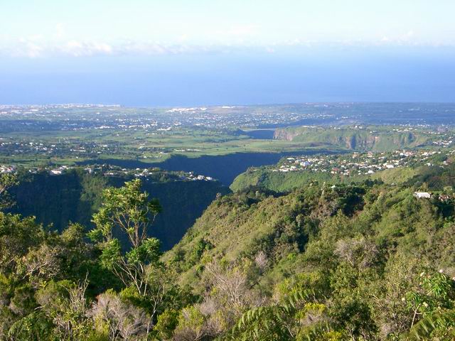 Vue des Gorges du Bras de la Plaine, l'Entre-Deux et le pont de l'Entre-Deux