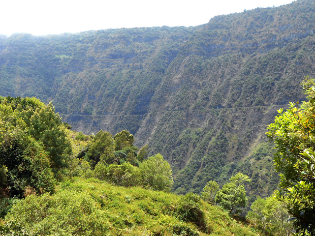 En face, la canalisation des Hirondelles