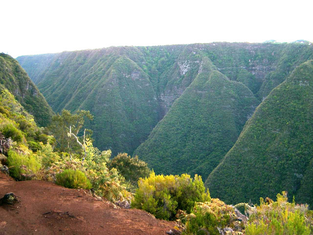 Bords déchiquetés du Grand Coin depuis le sentier au départ
