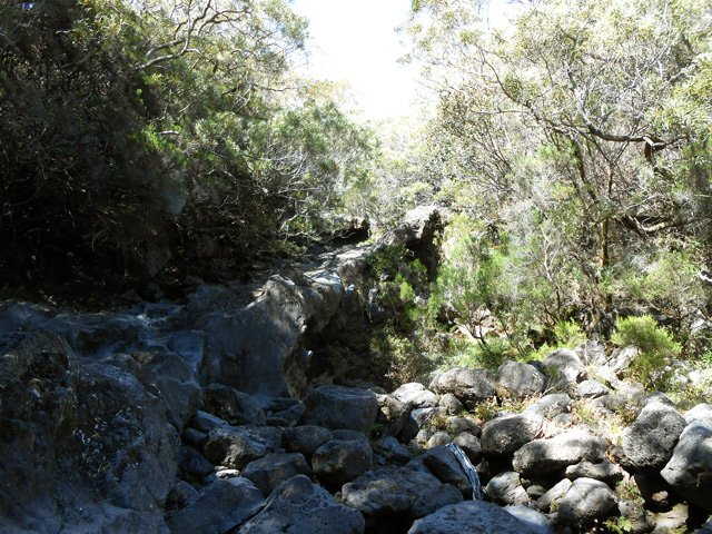 La sortie de la ravine se fait à cet endroit sur les roches en rive gauche