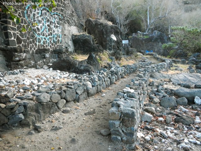 Passage bordé de murettes pour rejoindre les spots d'escalade
