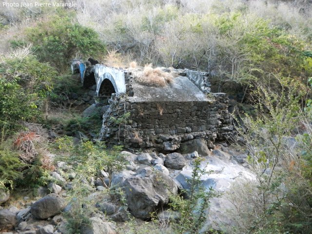 Le pont ruiné de la carte est vraiment ruiné au fond de la Ravine des Colimaçons