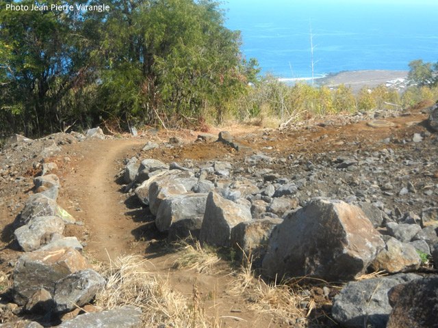 Des travaux sur des pistes dans la montée ont obligé de créer des passages pour piétons