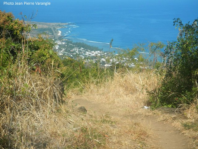 En se retournant, beaux panoramas sur l'océan et la Pointe au Sel
