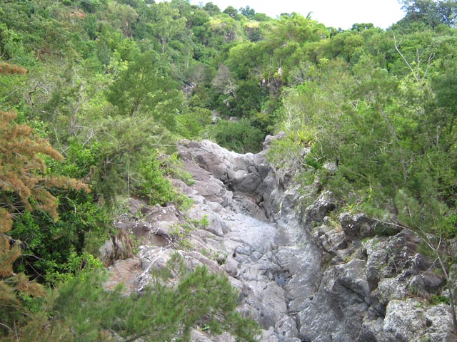 La cascade de la Ravine des Colimaçons, sous le pont