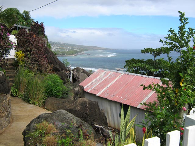 Une idée de l'habitat à Cayenne : Belle maison à gauche, case à droite
