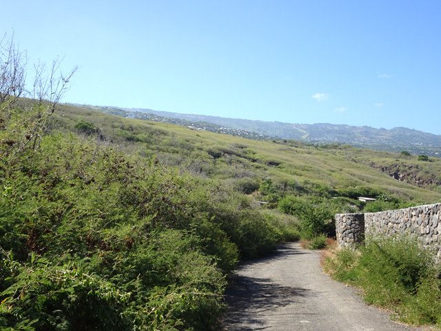 On peut prendre la petite route qui rejoint le haut du pont de chemin de fer