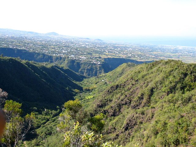 Un coup d’œil en arrière sur la vallée du Bras de la Plaine et le Tampon