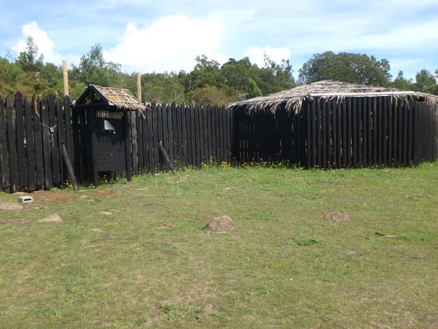 L'enceinte de bois du musée du Marronnage Capitaine Dimitile