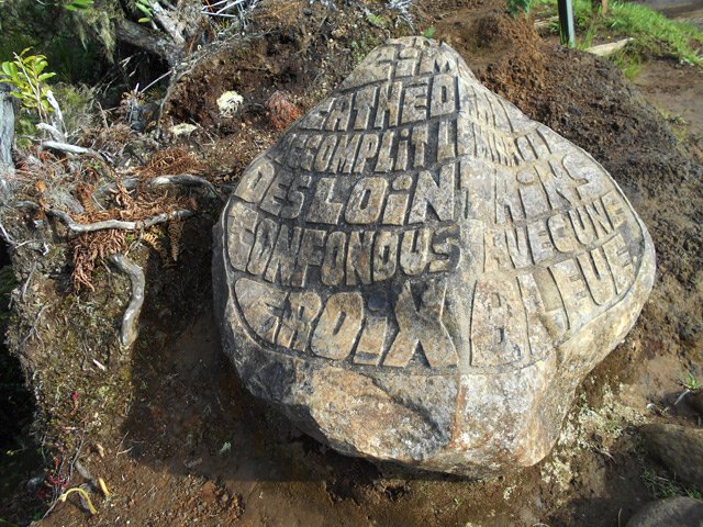 La pierre gravée au croisement des sentiers. Prendre à droite dans la descente
