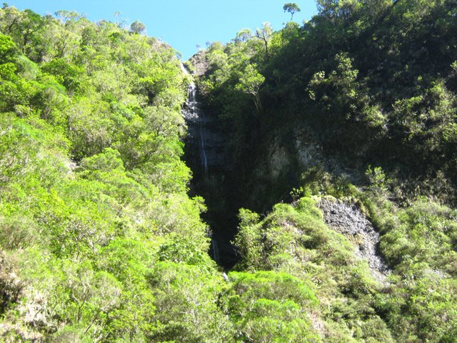 Petite cascade tombant du Coteau de Cendres